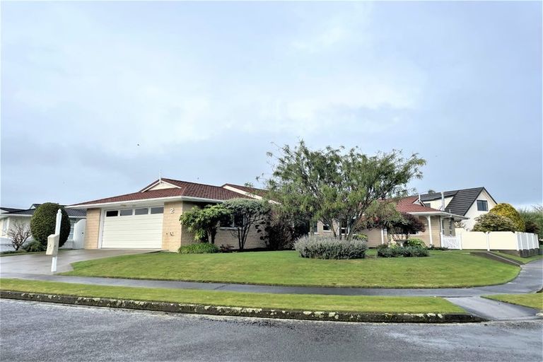 Photo of property in 2 Aitchison Place, Levin, 5510
