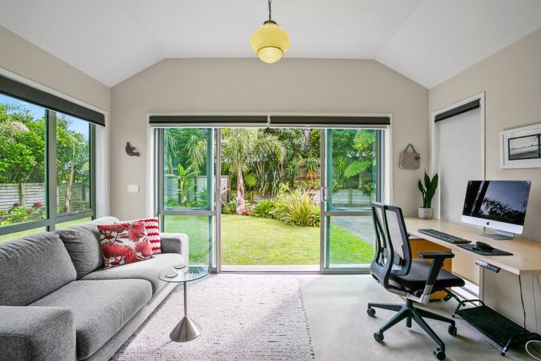 Photo of property in 5a Tui Grove, Oakura, 4314