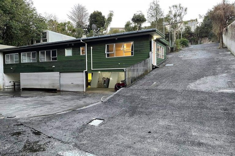 Photo of property in 323 Glenfield Road, Glenfield, Auckland, 0629