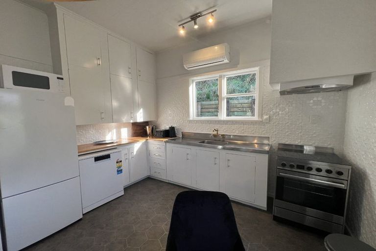 Photo of property in 35 Patanga Crescent, Thorndon, Wellington, 6011