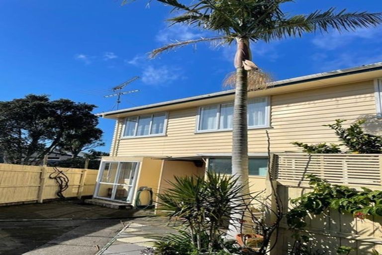 Photo of property in 2/47 Greenslade Crescent, Northcote, Auckland, 0627