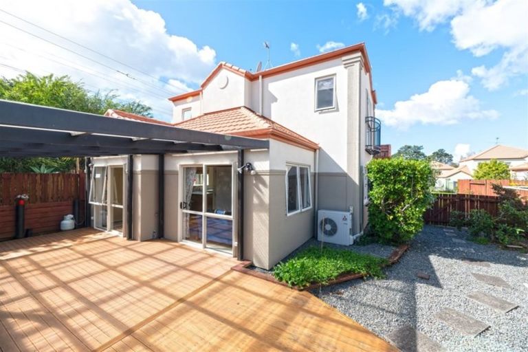 Photo of property in 10 Dainton Place, New Lynn, Auckland, 0600