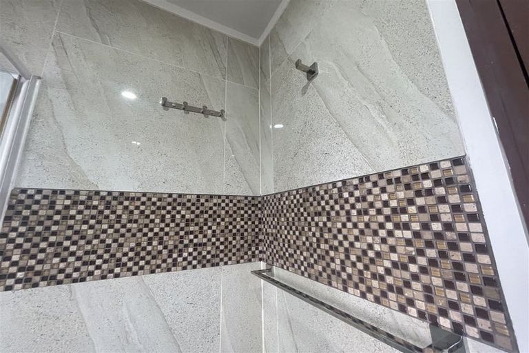 Photo of property in 1/1 Ribblesdale Road, Henderson, Auckland, 0612