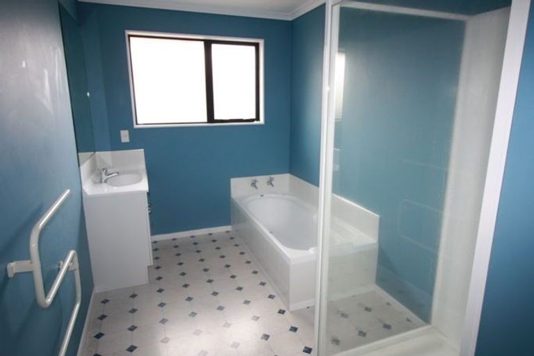 Photo of property in 17 Cleveland Heights, Kelvin Grove, Palmerston North, 4414