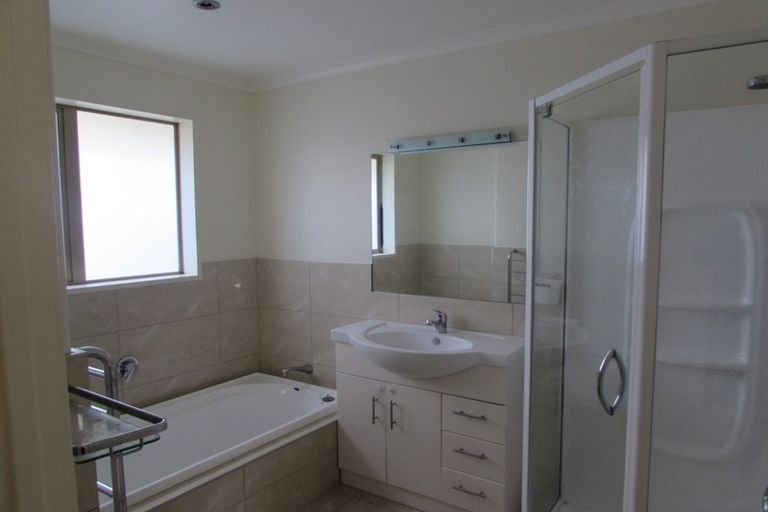 Photo of property in 60 South Kensington Way, Henderson, Auckland, 0612