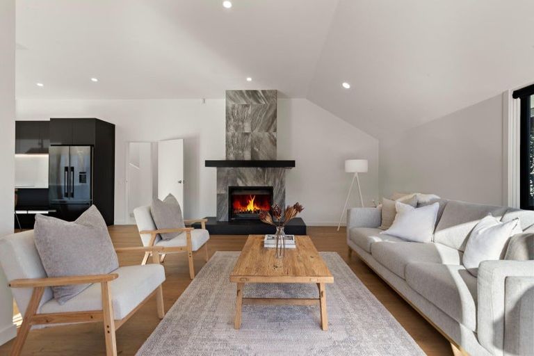 Photo of property in 8 Elizabeth Place, Kelvin Heights, Queenstown, 9300