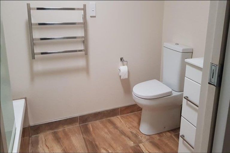 Photo of property in 22 Raphael Place, West Harbour, Auckland, 0618