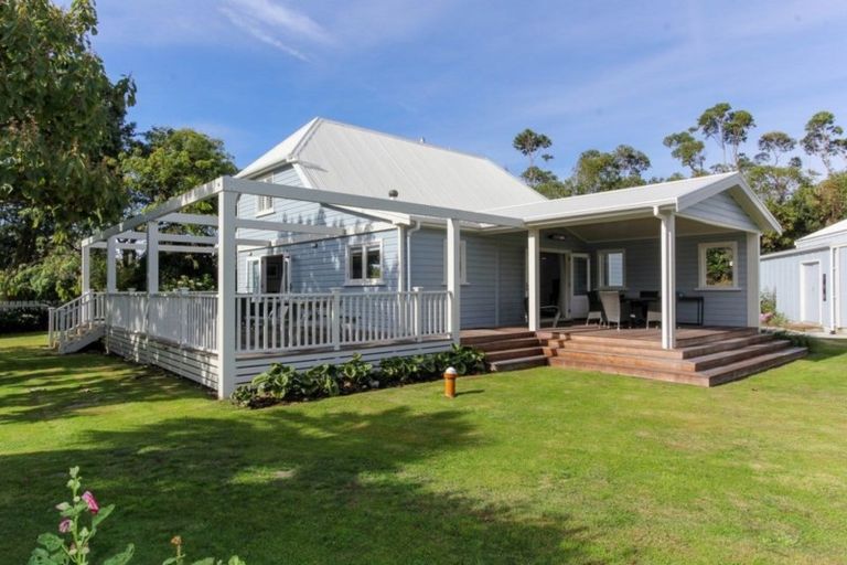 Photo of property in 11 Onaero Beach Road, Onaero, Waitara, 4383