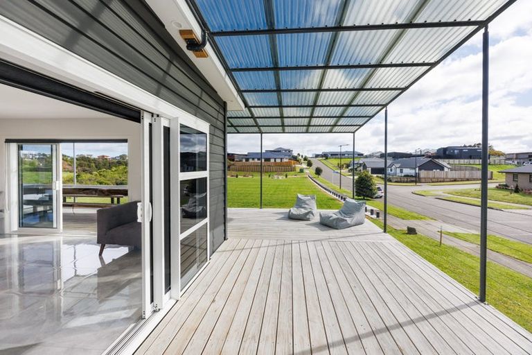 Photo of property in 37 Vaucluse Heights, Fitzherbert, Palmerston North, 4410