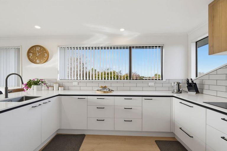 Photo of property in 2 Regency Crescent, Redwood, Christchurch, 8051