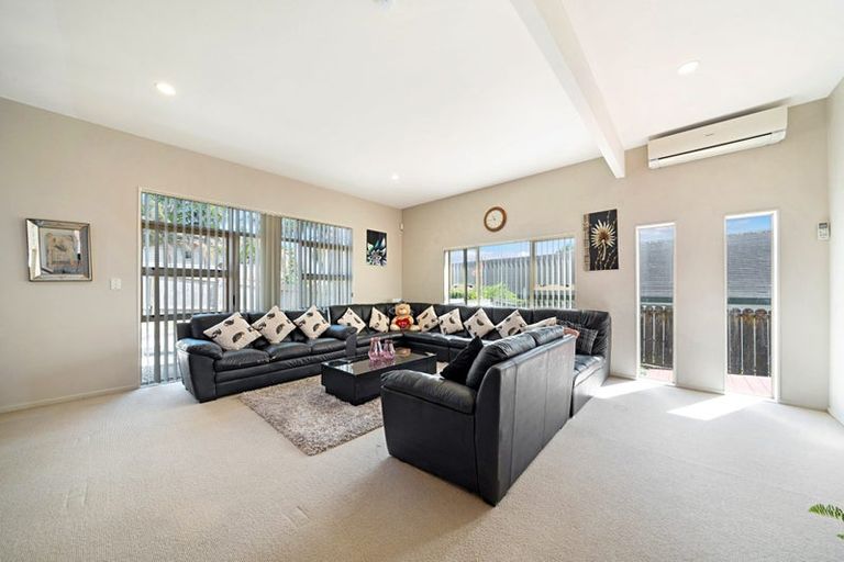 Photo of property in 10 San Fernando Way, Henderson, Auckland, 0612
