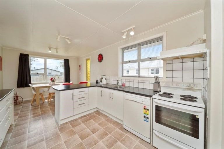 Photo of property in 28 Kamahi Avenue, Hawera, 4610