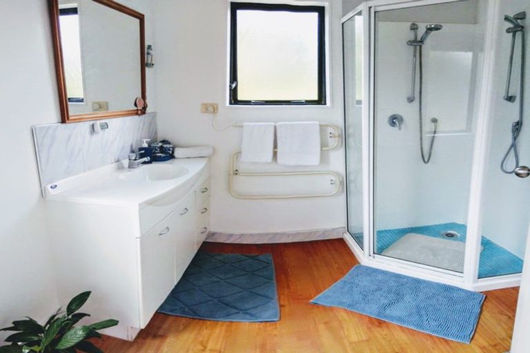 Photo of property in 8 Ruapehu Drive, Fitzherbert, Palmerston North, 4410