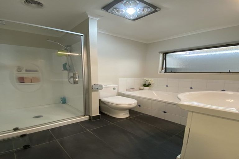 Photo of property in 9 Dalwhinnie Parade, Highland Park, Auckland, 2010