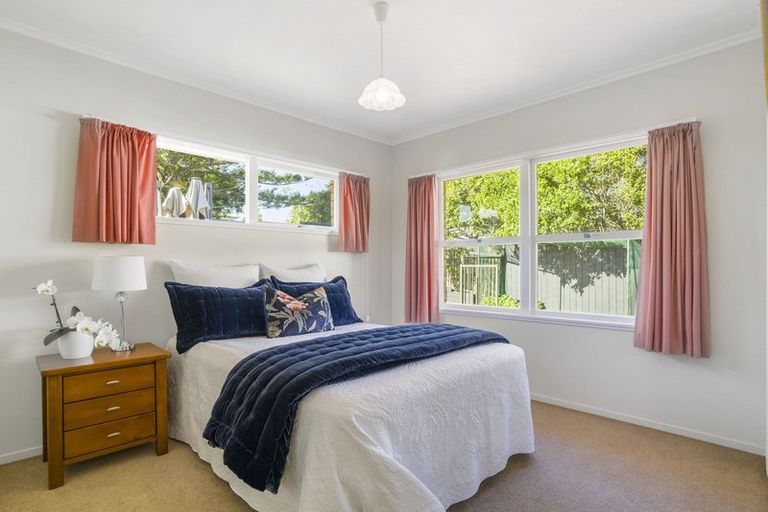 Photo of property in 6 Regal Place, Forrest Hill, Auckland, 0620
