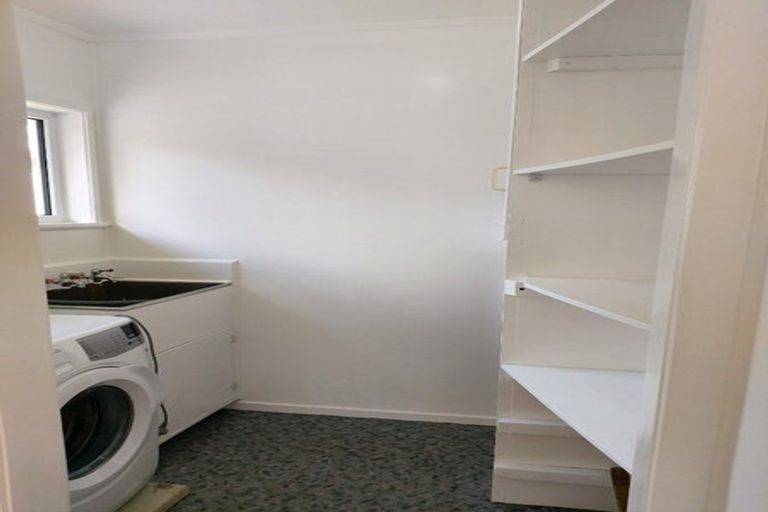 Photo of property in 11 Emirau Place, Glenfield, Auckland, 0629