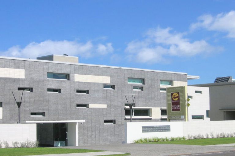 Photo of property in 4/227 Lake Terrace, Waipahihi, Taupo, 3330