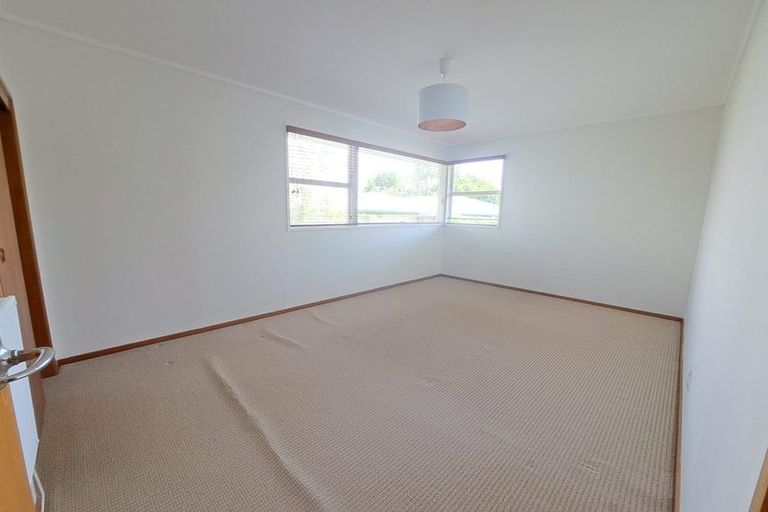 Photo of property in 5 South Pacific Place, Henderson, Auckland, 0612