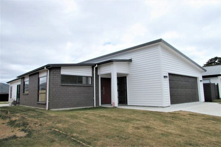 Photo of property in 8 Whitten Way, Wallaceville, Upper Hutt, 5018