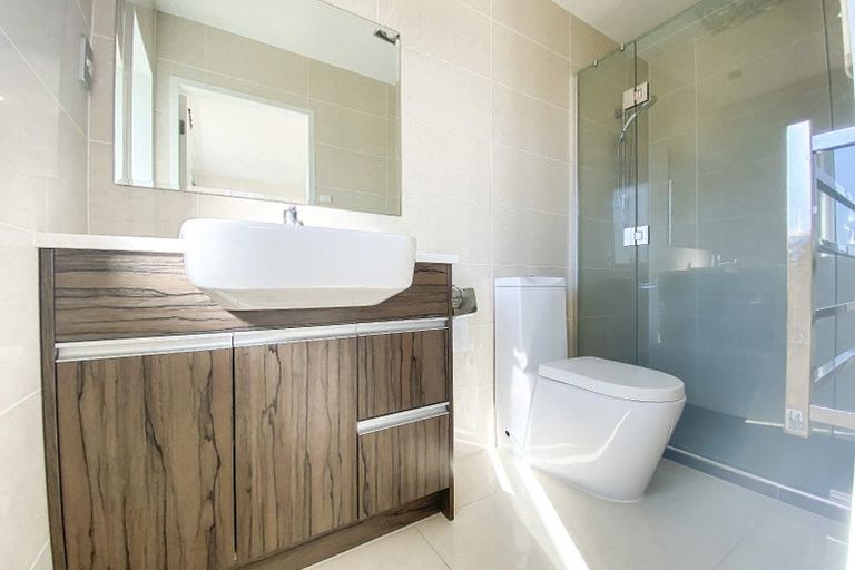 Photo of property in 21 Loughros Place, Pinehill, Auckland, 0632