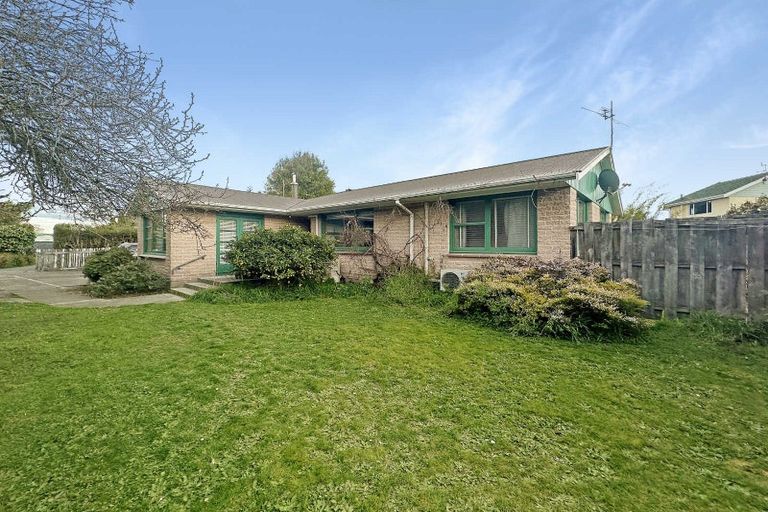 Photo of property in 17 Fairmile Place, Russley, Christchurch, 8042