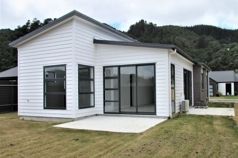 Photo of property in 8 Whitten Way, Wallaceville, Upper Hutt, 5018