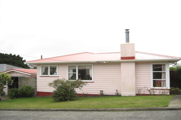 Photo of property in 19 Griffiths Grove, Newlands, Wellington, 6037