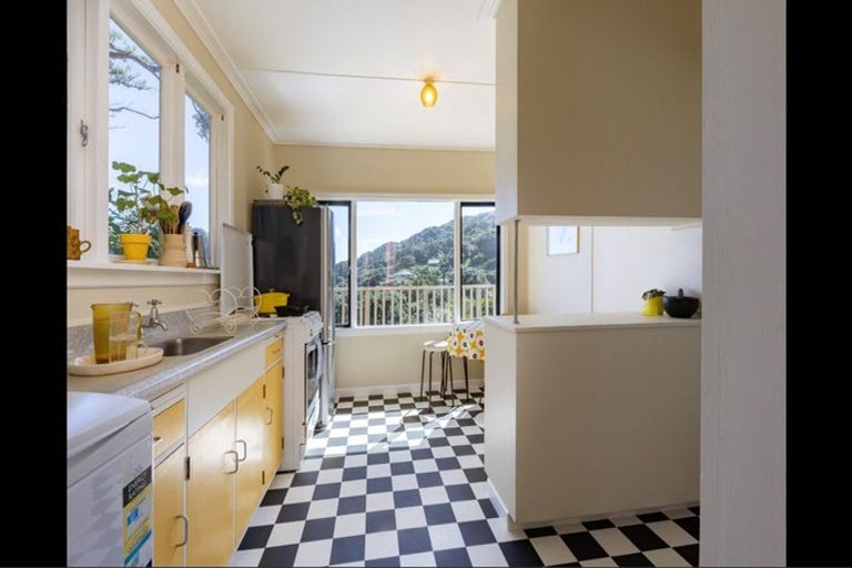 Photo of property in 5 Glenesk Road, Piha, New Lynn, 0772