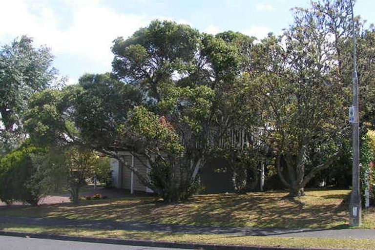 Photo of property in 2 Ravenwood Drive, Forrest Hill, Auckland, 0620