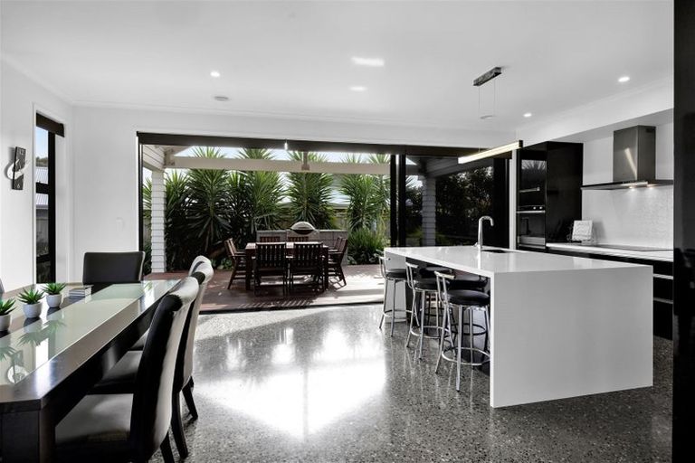 Photo of property in 6 Pebble Beach Court, Waiwhakaiho, New Plymouth, 4312