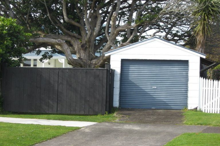 Photo of property in 16 Shortland Street, Lower Vogeltown, New Plymouth, 4310