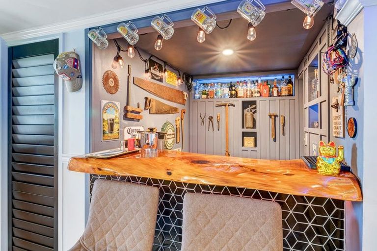 Photo of property in 15 Leiden Place, Totara Vale, Auckland, 0629