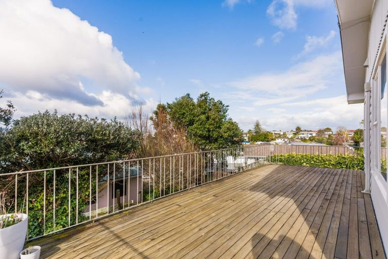 Photo of property in 33 Chatsworth Crescent, Pakuranga Heights, Auckland, 2010