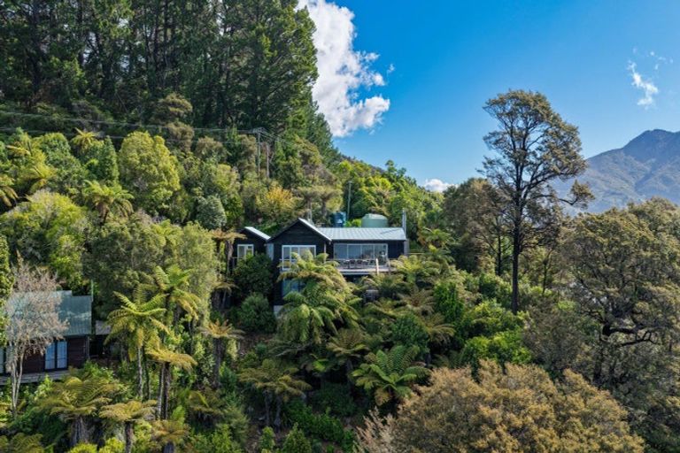 Photo of property in 2045 Queen Charlotte Drive, Ngakuta Bay, Picton, 7281