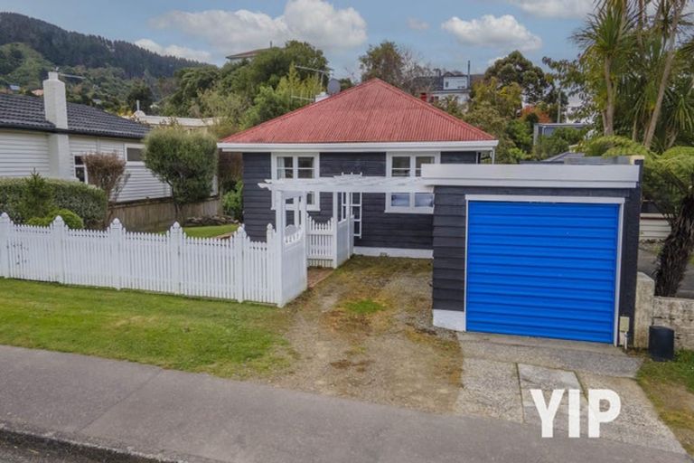 Photo of property in 6 Lyndhurst Road, Tawa, Wellington, 5028