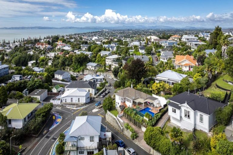 Photo of property in 4 Fitzroy Road, Bluff Hill, Napier, 4110