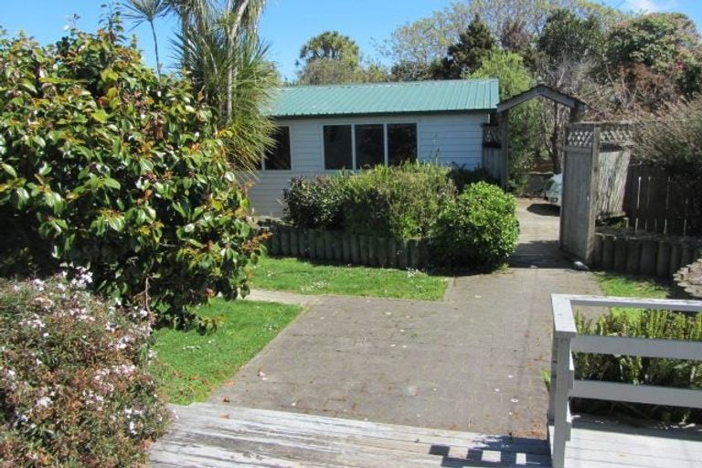 Photo of property in 18 Saulbrey Grove, Woburn, Lower Hutt, 5010