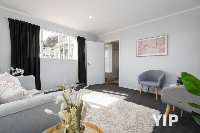 Photo of property in 2/25 Kingsbridge Place, Newlands, Wellington, 6037
