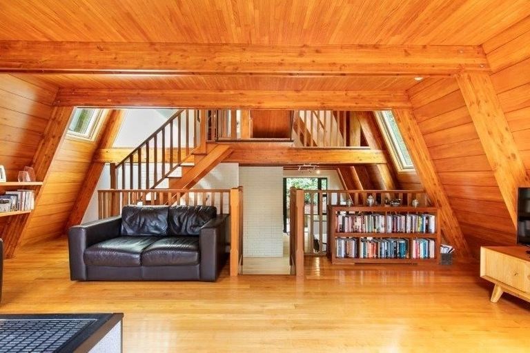 Photo of property in 36 Titirangi Beach Road, Titirangi, Auckland, 0604