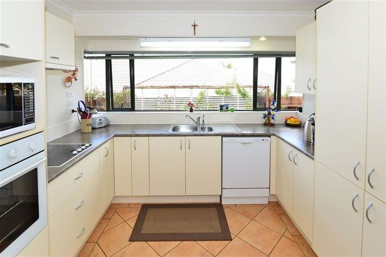 Photo of property in 31 Kath Hopper Drive, Orewa, 0931