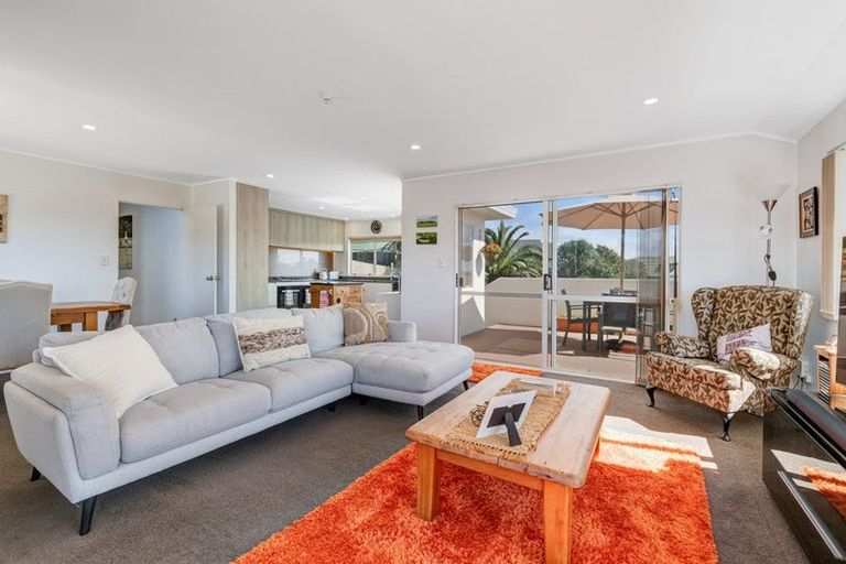 Photo of property in 11 Azure Grove, Unsworth Heights, Auckland, 0632