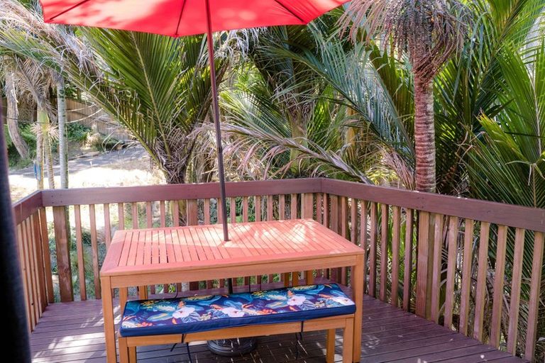 Photo of property in 41 Warner Park Avenue, Laingholm, Auckland, 0604