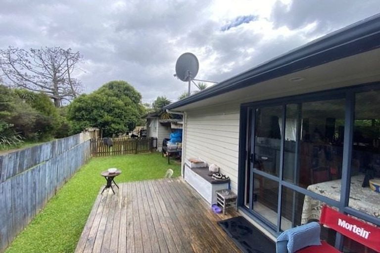 Photo of property in 36 Serwayne Place, Sunnyvale, Auckland, 0612