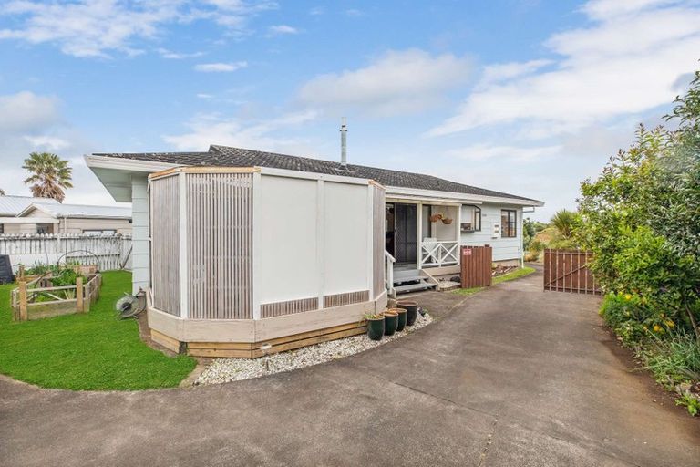 Photo of property in 46 Edgewater Parade, Waiuku, 2123