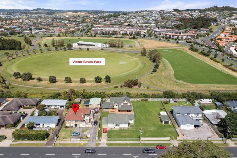 Photo of property in 236 Centreway Road, Orewa, 0931