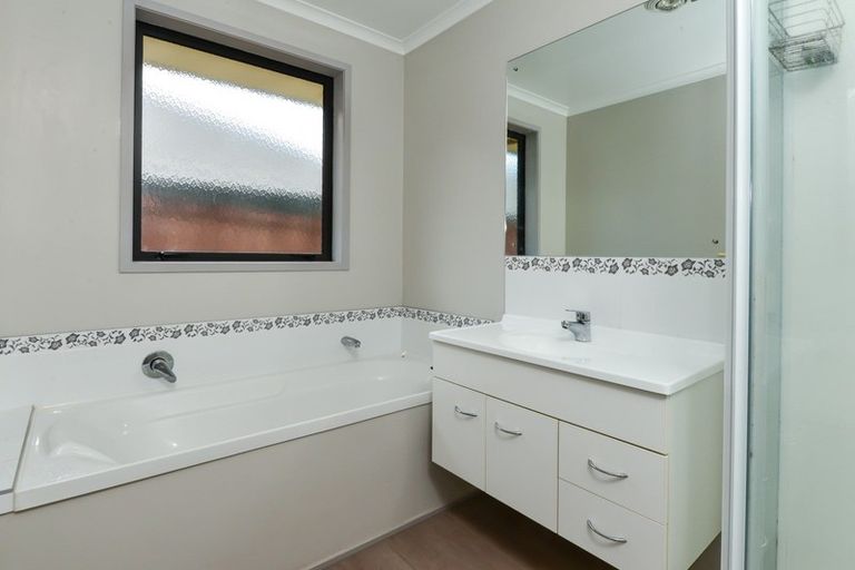 Photo of property in 69 Farnborough Drive, Grandview Heights, Hamilton, 3200