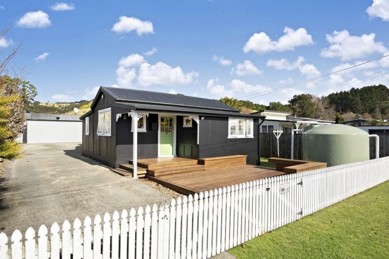 Photo of property in 14 Bertram Road, Kawakawa Bay, Papakura, 2585