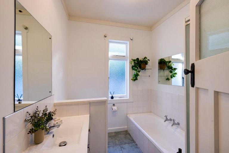 Photo of property in 4 Harvey Road, Bluff Hill, Napier, 4110