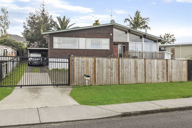 Photo of property in 38 Thornlow Street, Glendene, Auckland, 0602