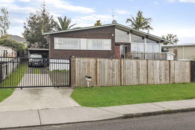 Photo of property in 38 Thornlow Street, Glendene, Auckland, 0602